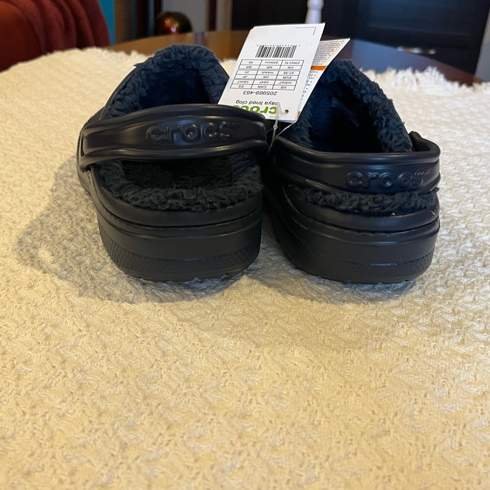 Warm Crocs, lined, navy blue. NWT. Size 7 women, or 5 men - Picture 4 of 9